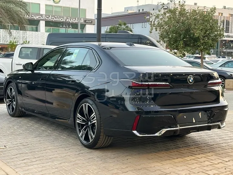 2026 بي ام دبليو الفئة السابعة 735أي