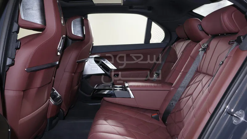 2025 BMW 7 Series 740i
