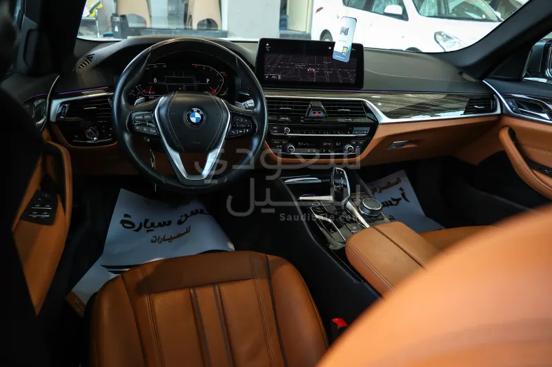 2022 BMW 5 Series 520i