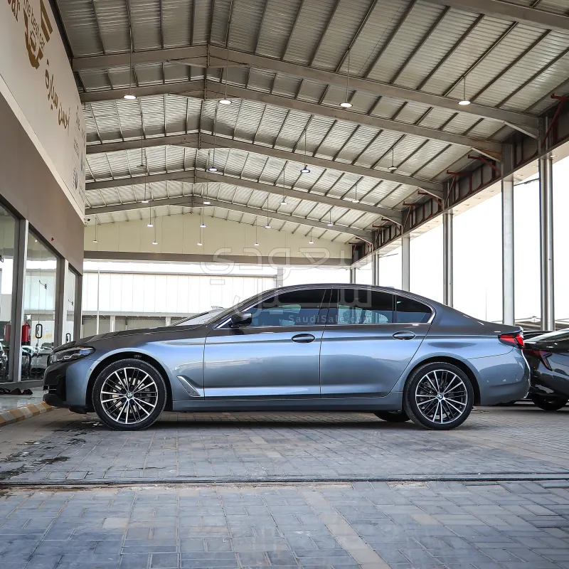2022 BMW 5 Series 520i