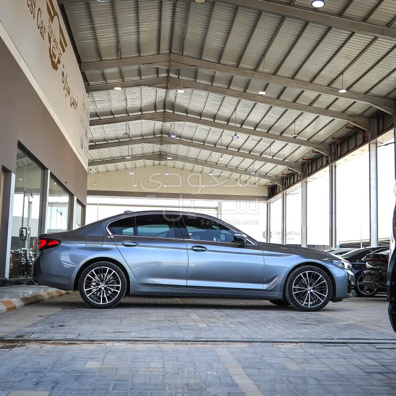 2022 BMW 5 Series 520i