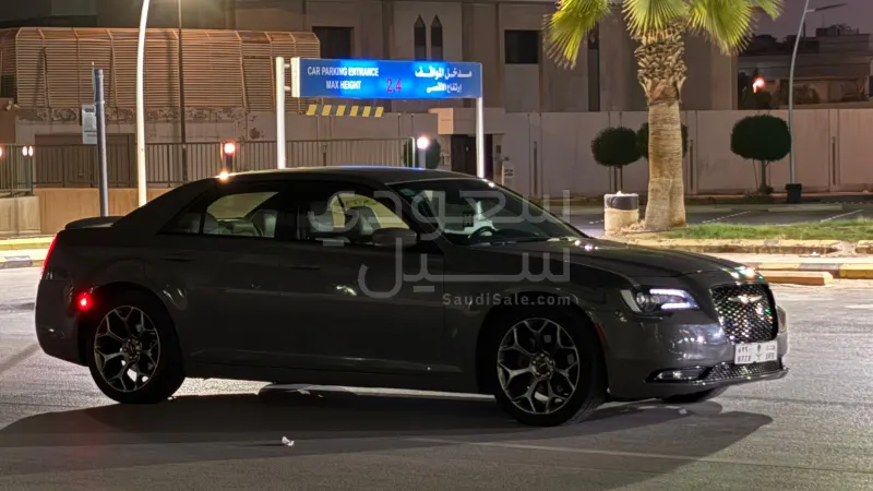 2018 كرايسلر 300 اس