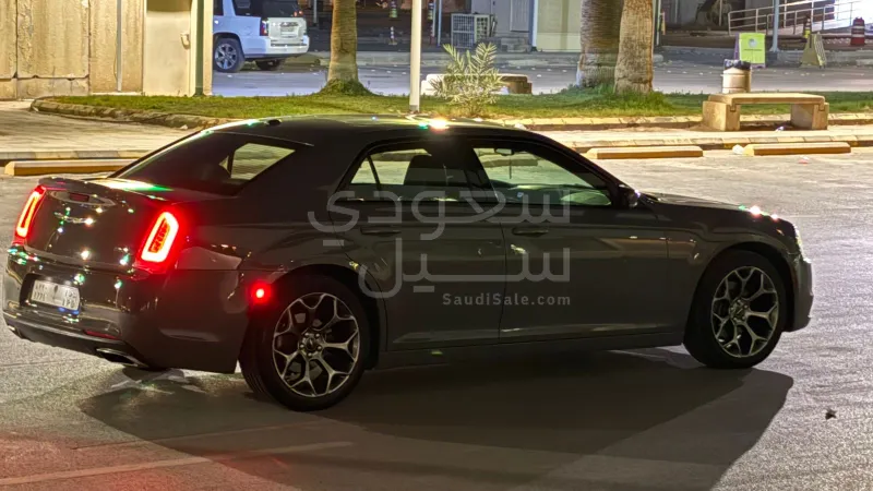 2018 كرايسلر 300 اس