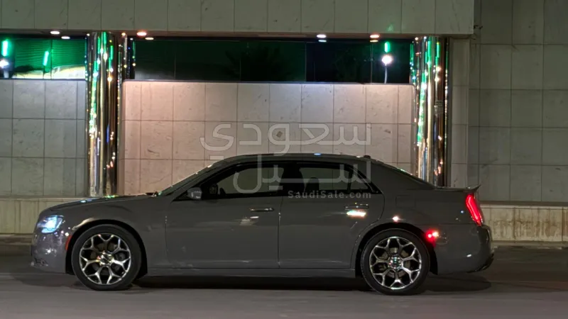 2018 كرايسلر 300 اس
