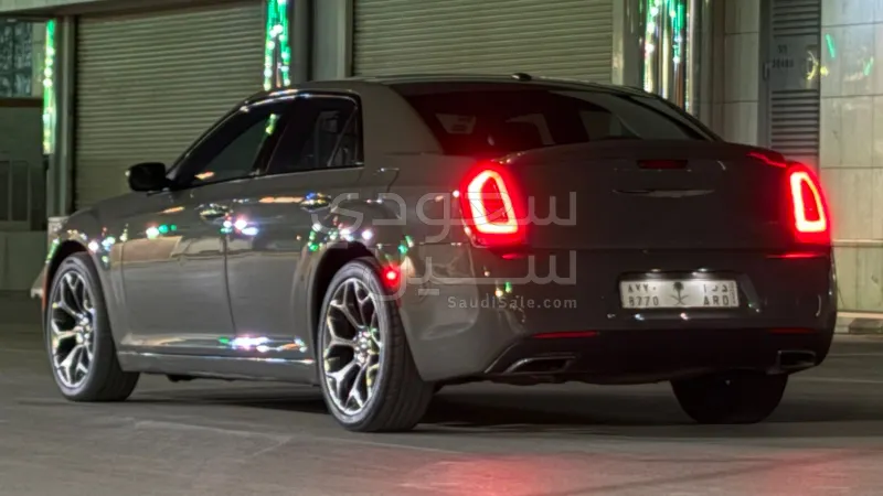 2018 كرايسلر 300 اس