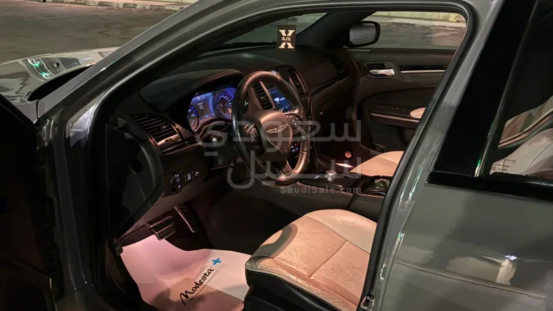 2018 كرايسلر 300 اس