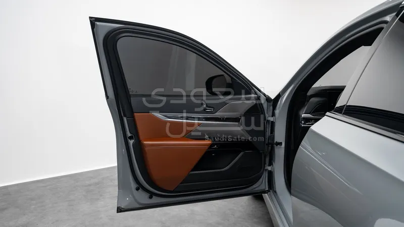 2023 BMW 7 Series 740i