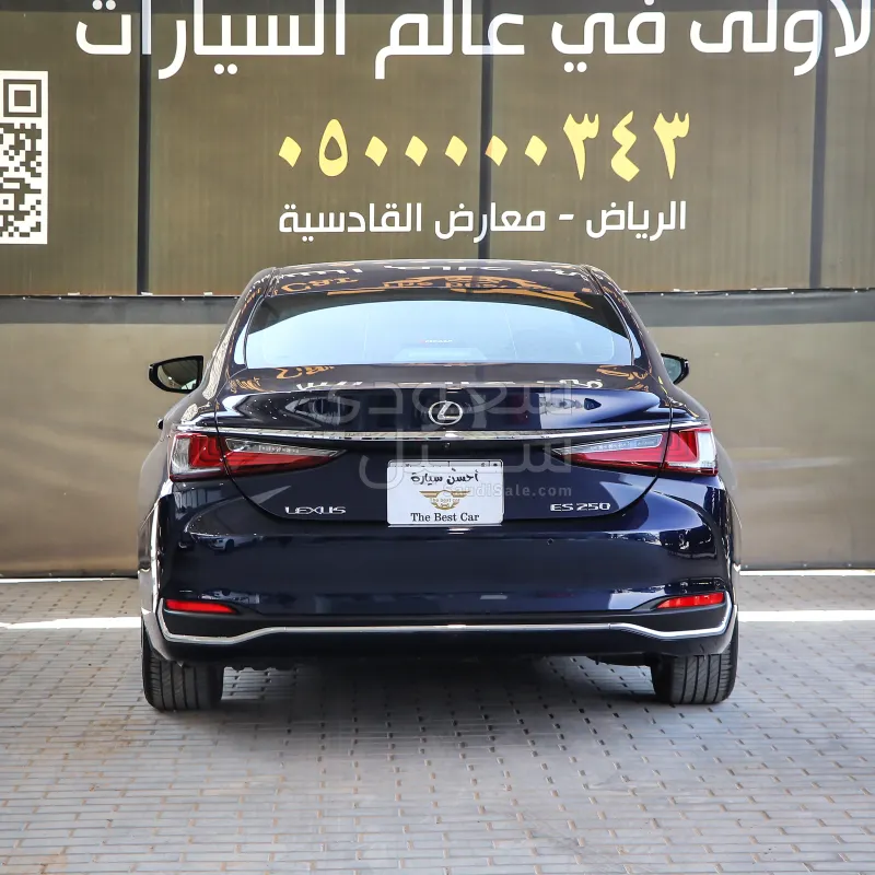 2021 لكزس إي إس 250