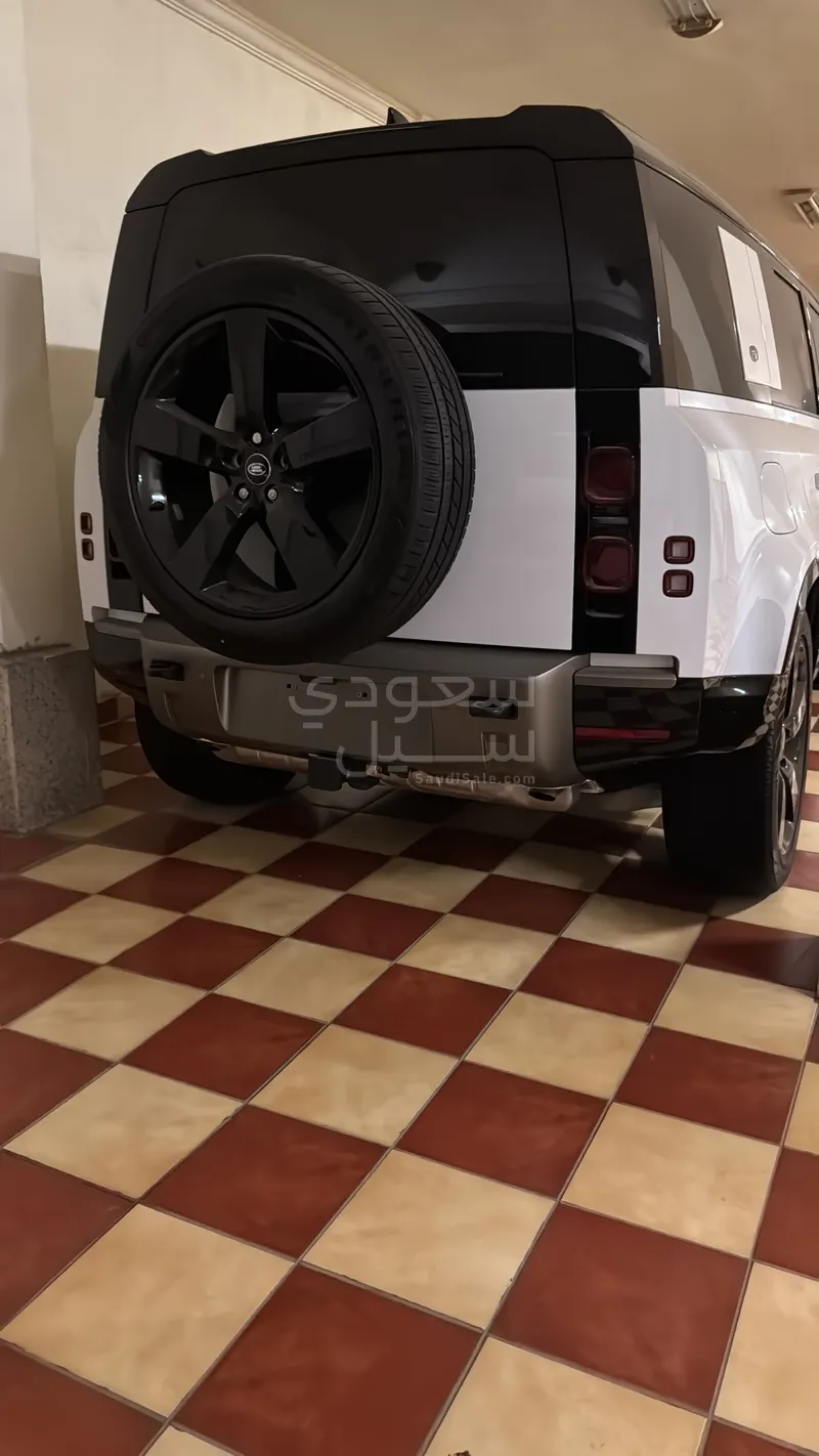 2024 Land Rover Defender 110 Adventure