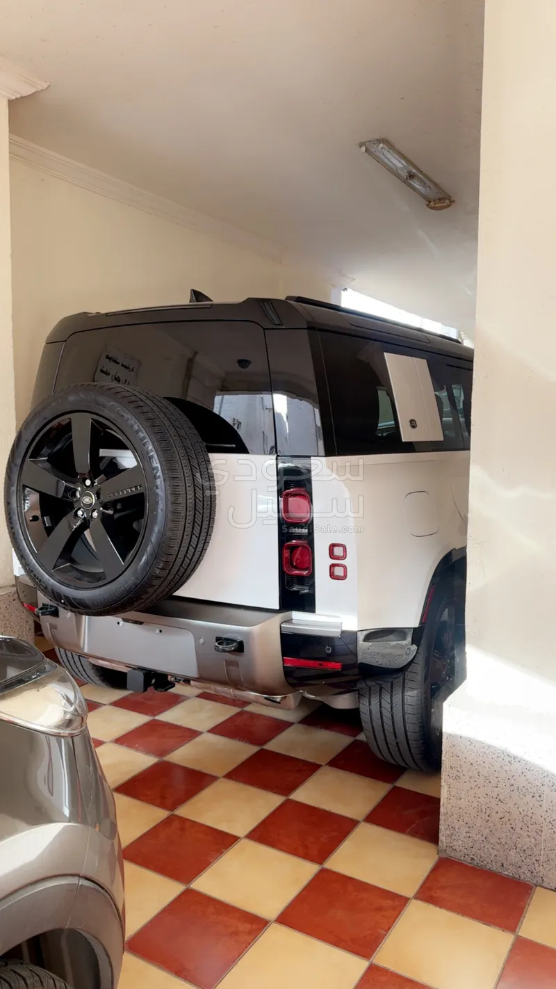 2024 Land Rover Defender 110 Adventure