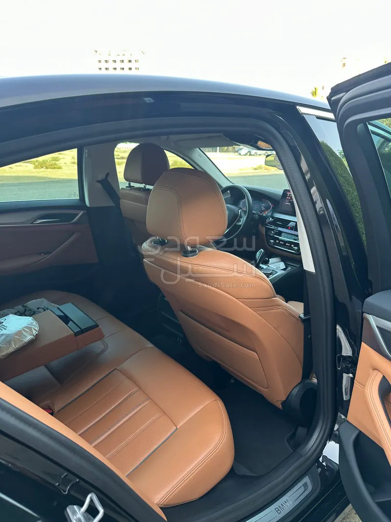 2023 BMW 5 Series 520i