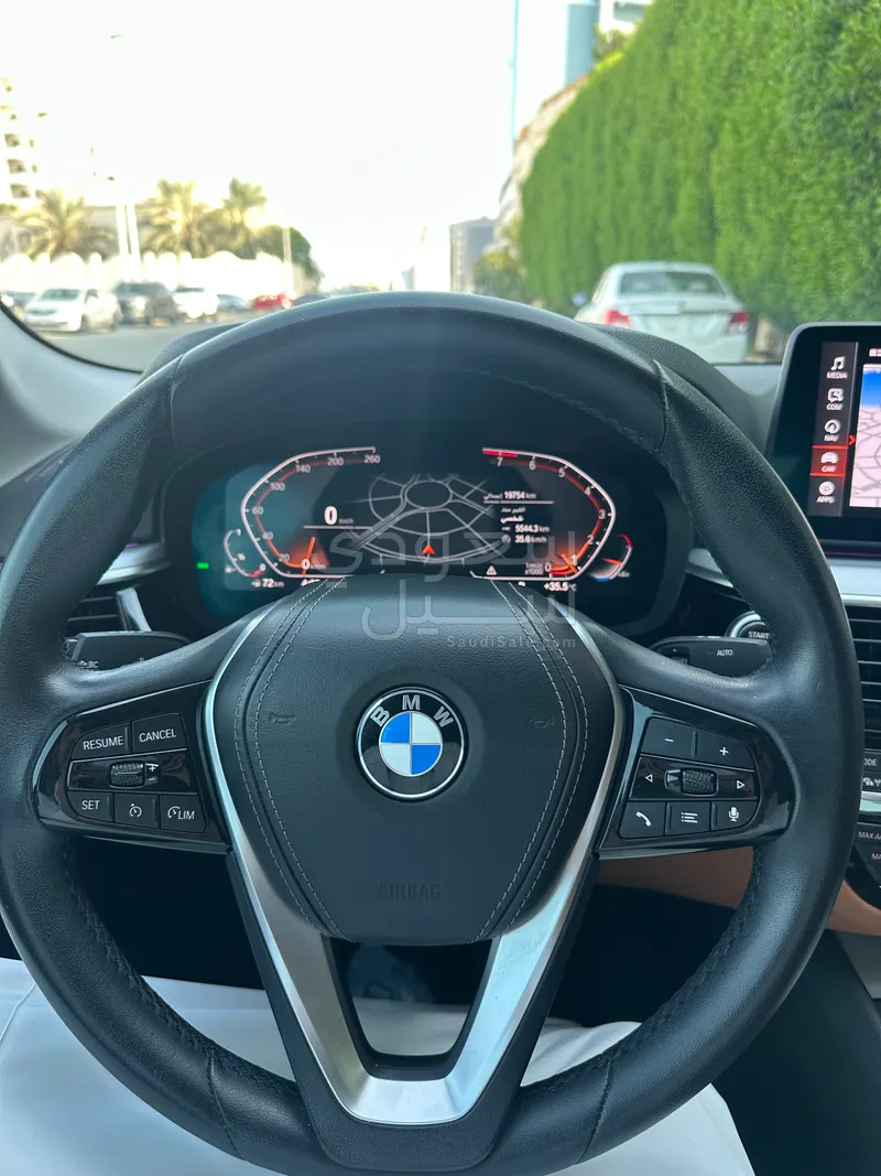 2023 BMW 5 Series 520i