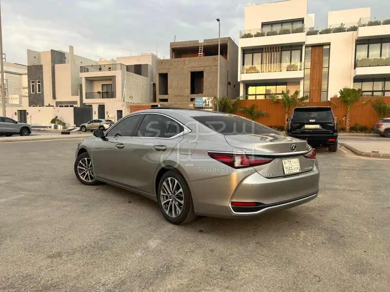 2023 لكزس إي إس 250