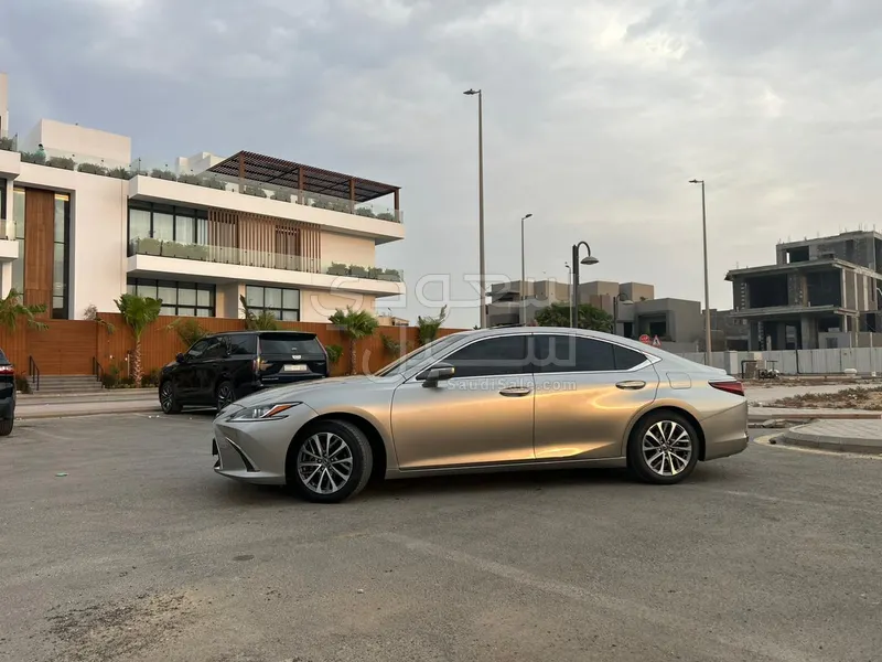 2023 لكزس إي إس 250