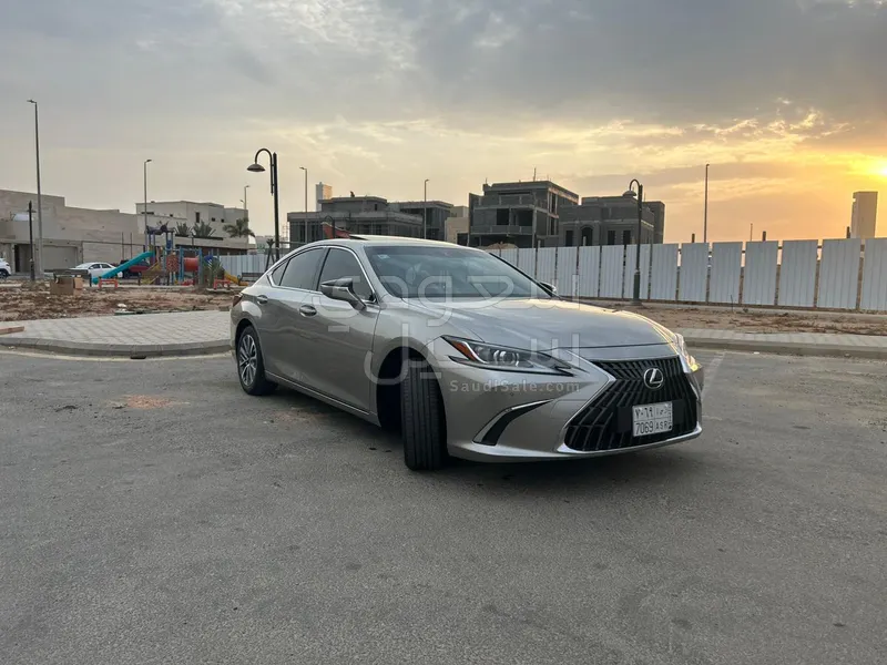 2023 لكزس إي إس 250