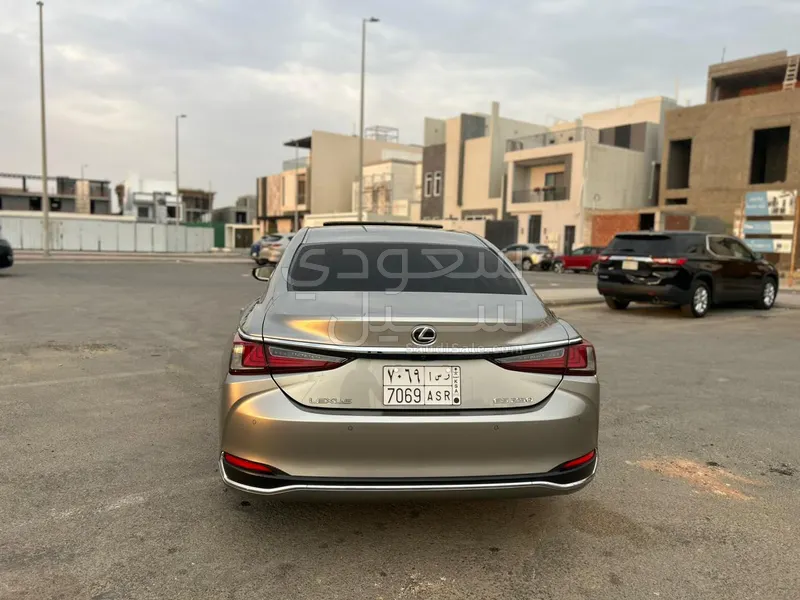 2023 لكزس إي إس 250