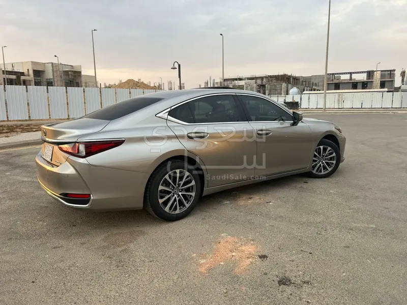 2023 لكزس إي إس 250