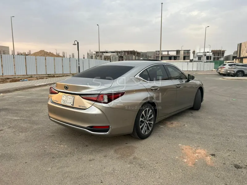 2023 لكزس إي إس 250