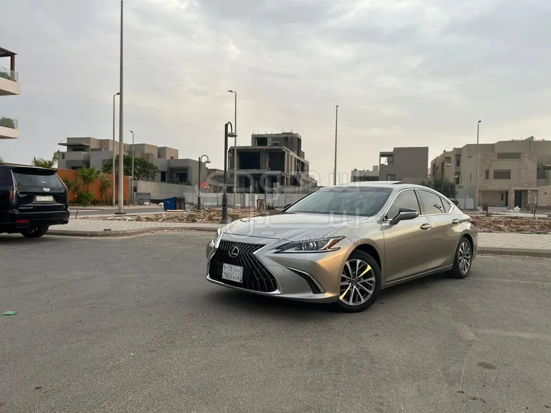 2023 لكزس إي إس 250