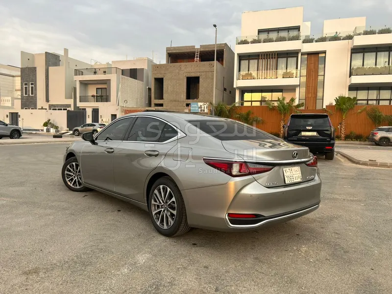 2023 لكزس إي إس 250