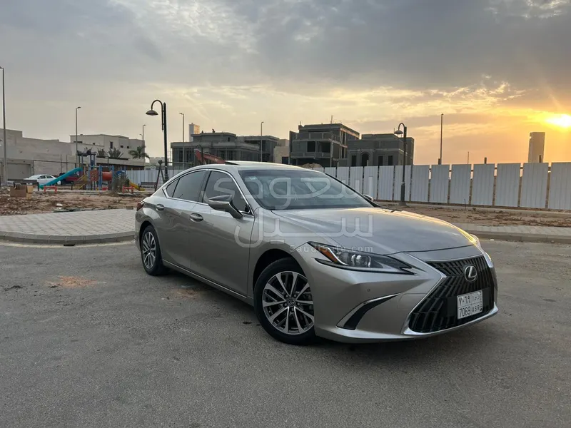 2023 لكزس إي إس 250