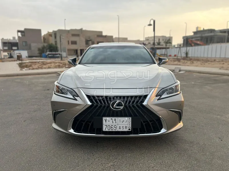 2023 لكزس إي إس 250