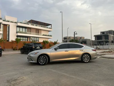 2023 لكزس إي إس 250