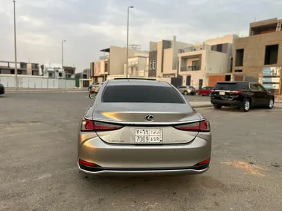 2023 لكزس إي إس 250