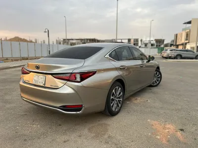 2023 لكزس إي إس 250