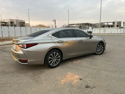 2023 لكزس إي إس 250