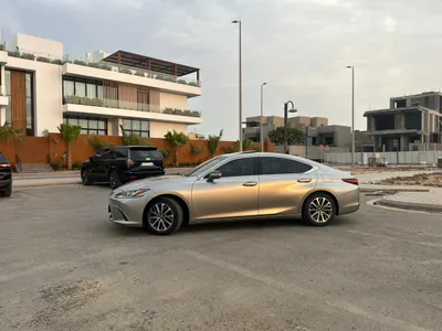 2023 لكزس إي إس 250