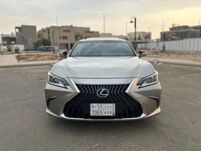 2023 لكزس إي إس 250