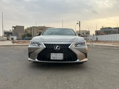 2023 لكزس إي إس 250
