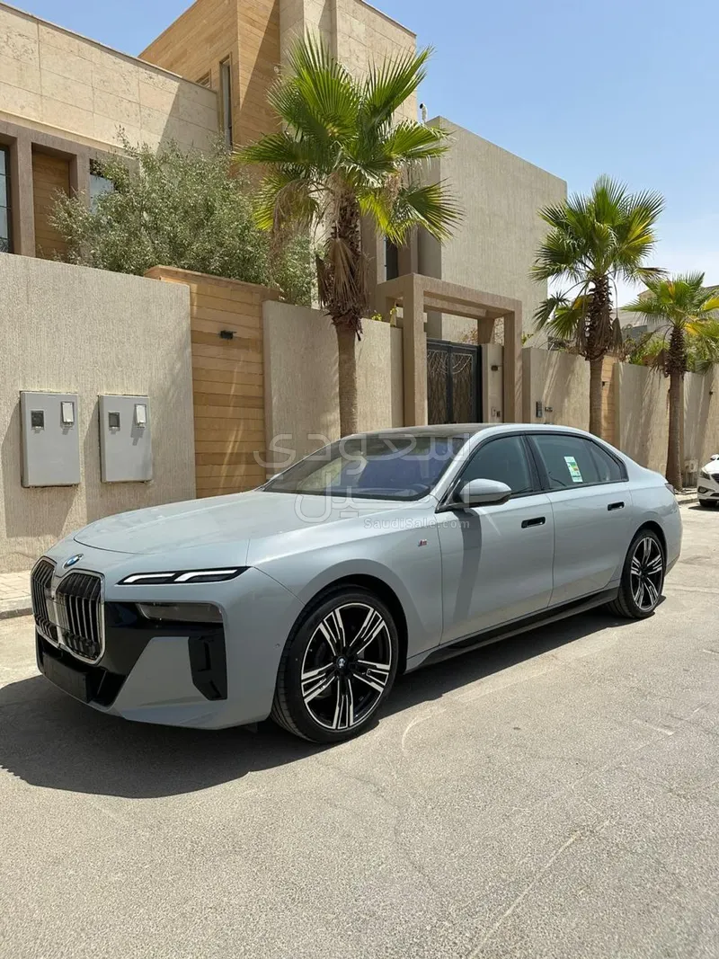 2025 بي ام دبليو الفئة السابعة 735 إل أي