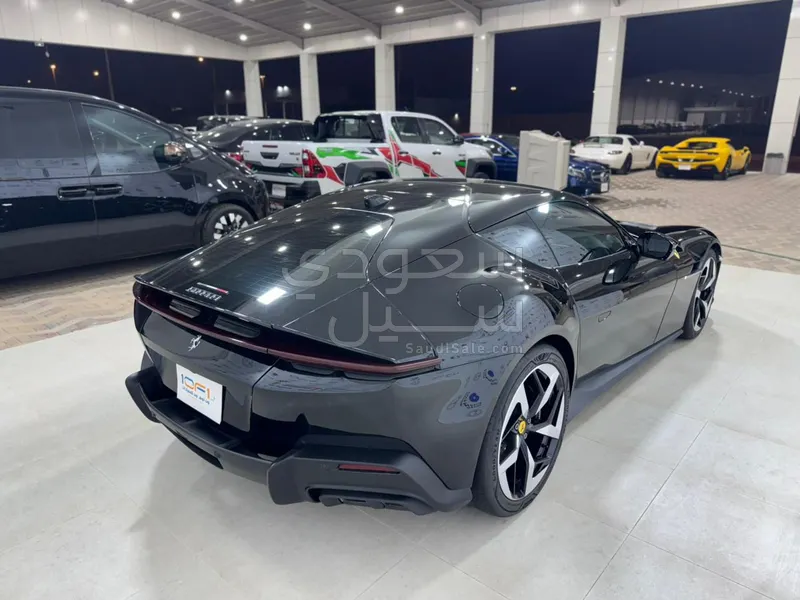 2025 فيراري 12 سيليندر