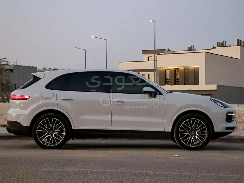 2023 Porsche Cayenne Platinum edition