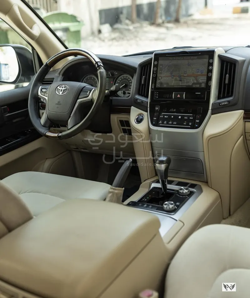 2017 Toyota Land Cruiser GXR