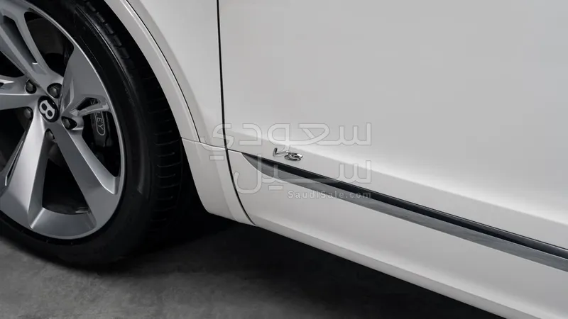 2021 بنتلي بنتايجا في 8