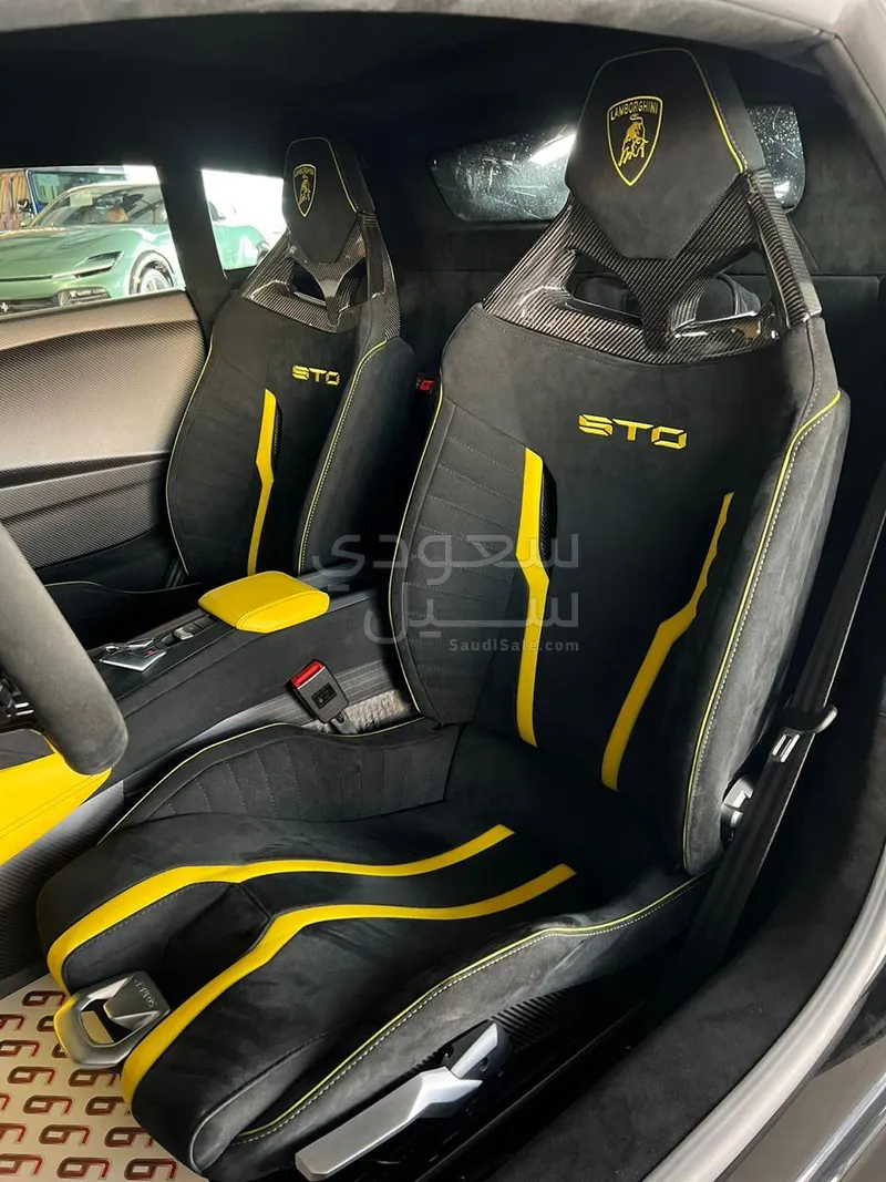 2022 Lamborghini Huracán STO
