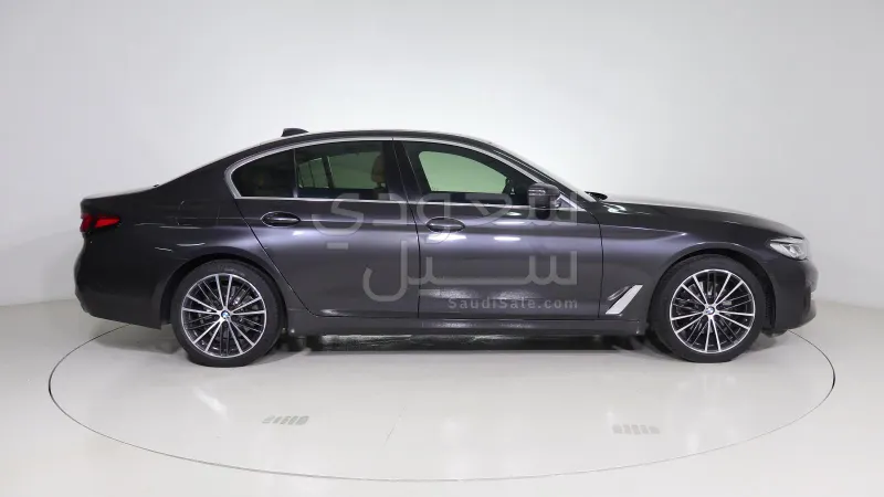 2023 BMW 5 Series 520i