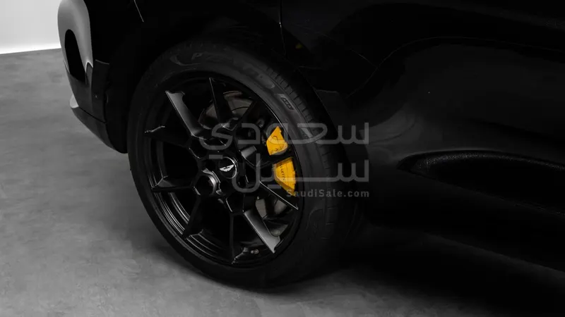 2021 استون مارتن دي بي اكس 550