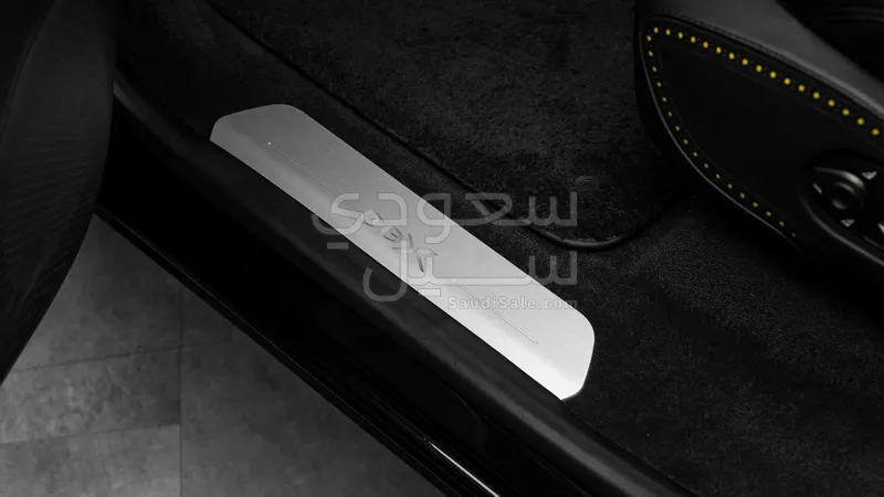 2021 استون مارتن دي بي اكس 550