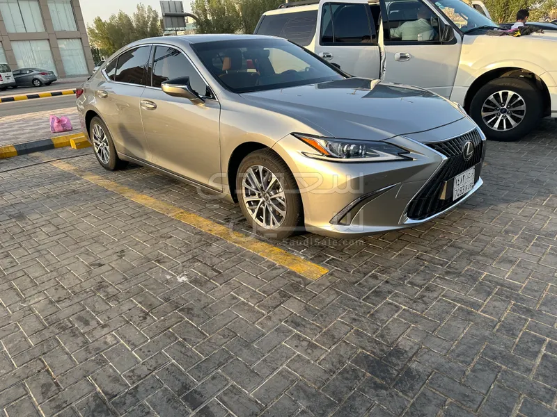 2022 لكزس إي إس 250