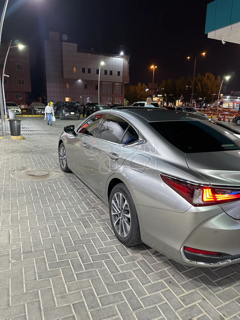 2022 لكزس إي إس 250