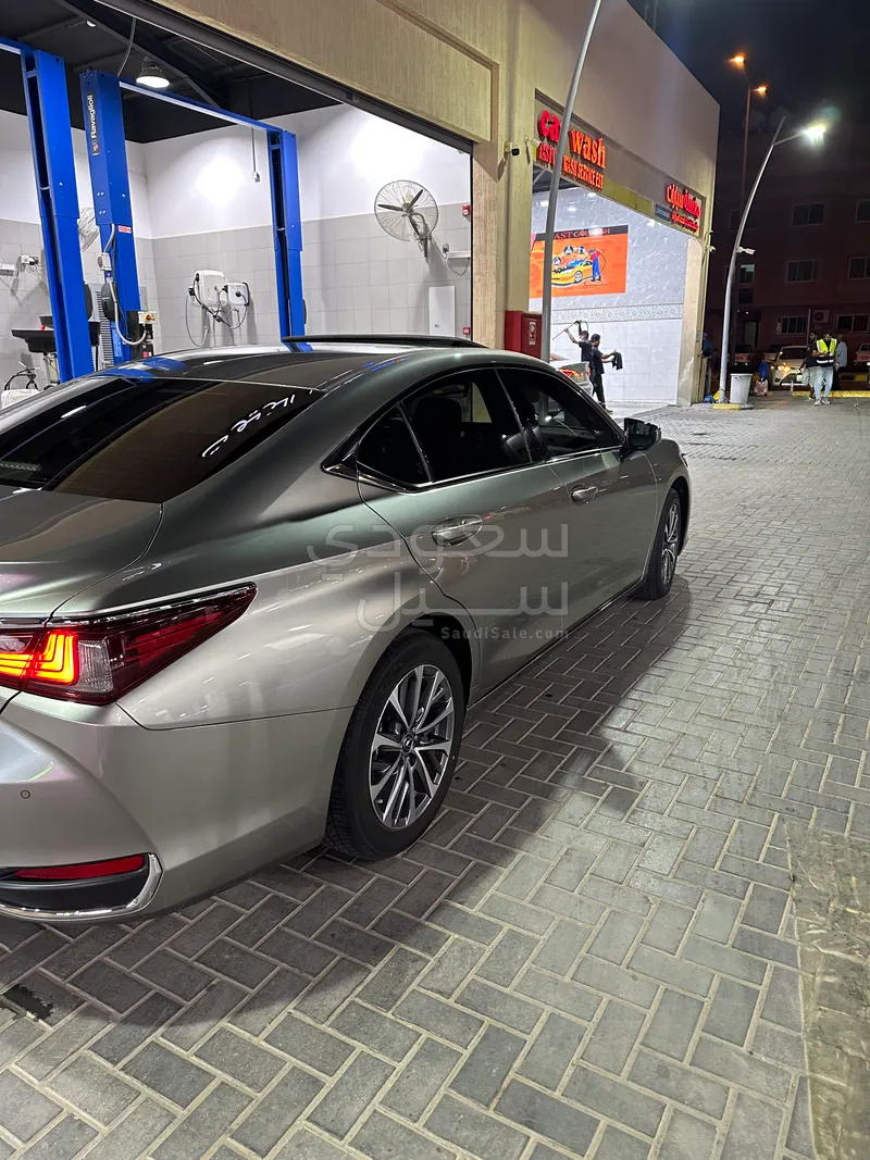 2022 لكزس إي إس 250
