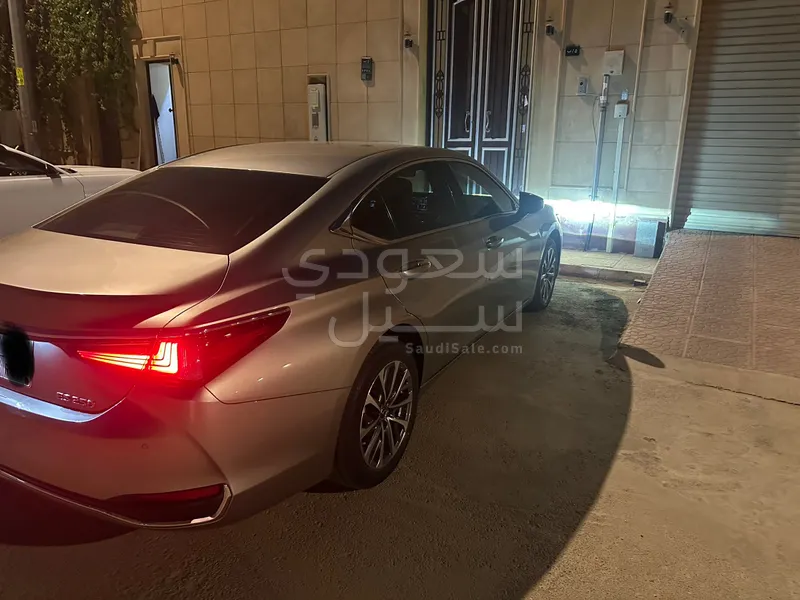 2022 لكزس إي إس 250