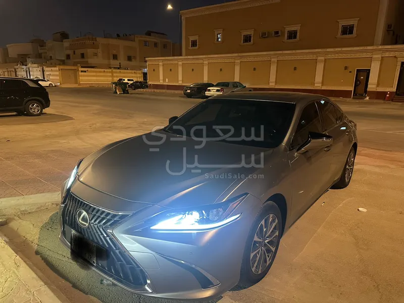 2022 لكزس إي إس 250