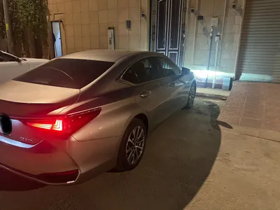 2022 لكزس إي إس 250