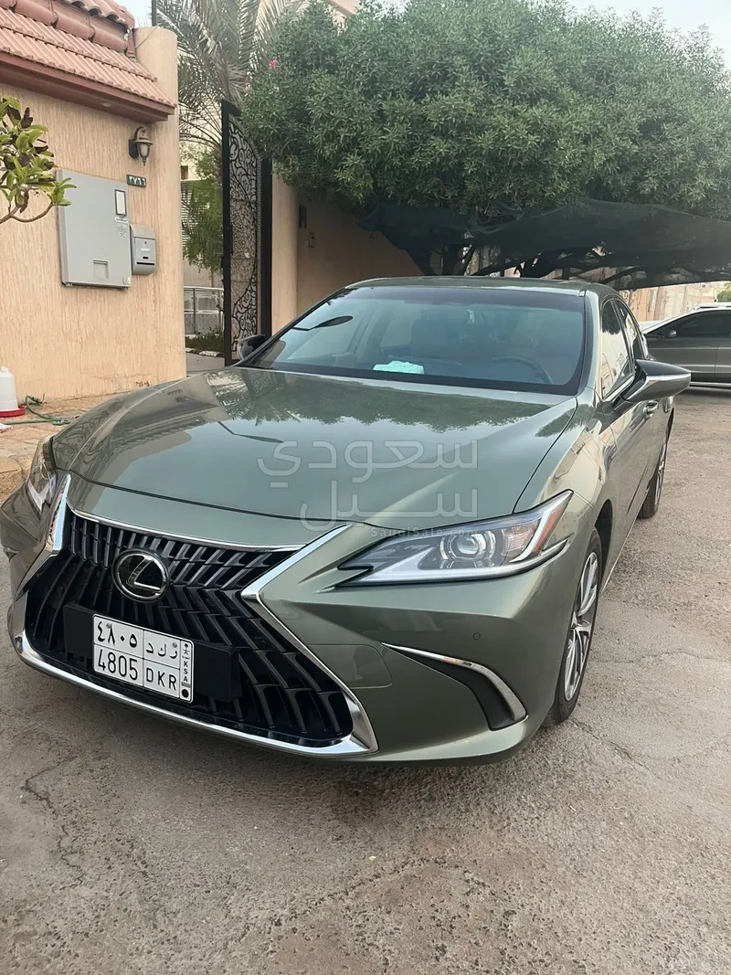 2024 لكزس إي إس 250