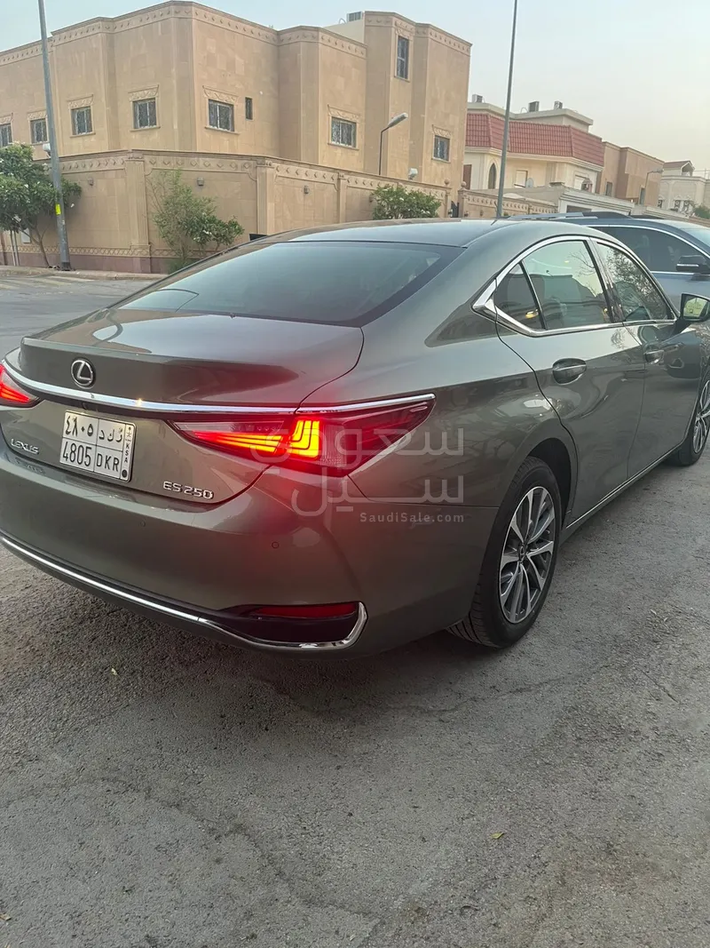 2024 لكزس إي إس 250